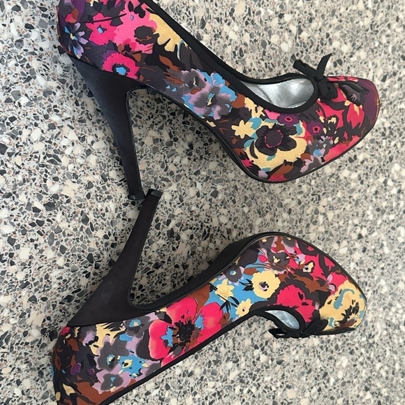 - Floral mixed Pattern detail high heels size 7 used hot tin roof ladies - Picture 3 of 16